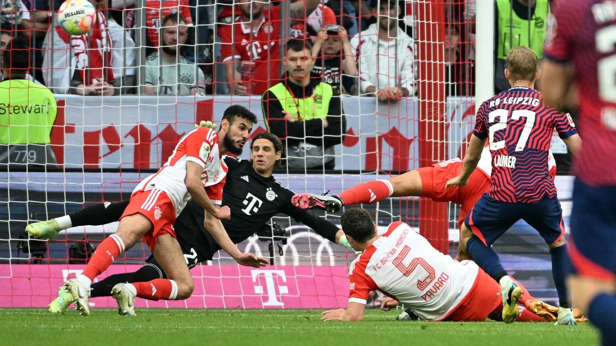 Konrad Laimer zieht ab, der Ball fliegt aufs Tor. Yann Sommer springt in die falsche Ecke. Benajmin Pavard und Noussair Mazraoui grätschen ins Leere.