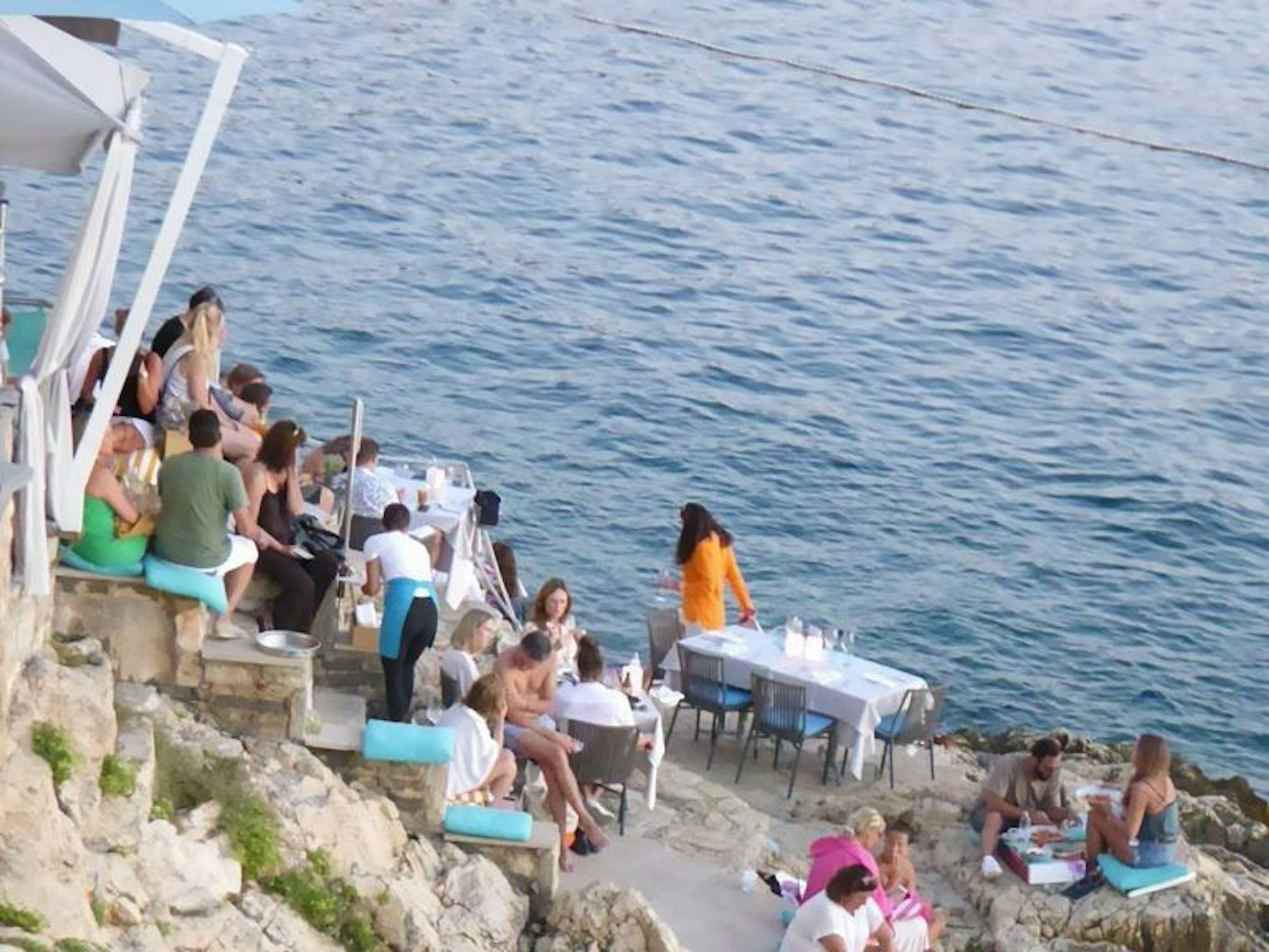 Rovinj, die Perle Kroatiens. Hier: Restaurant Puntulina mit Bewirtung am Meer.