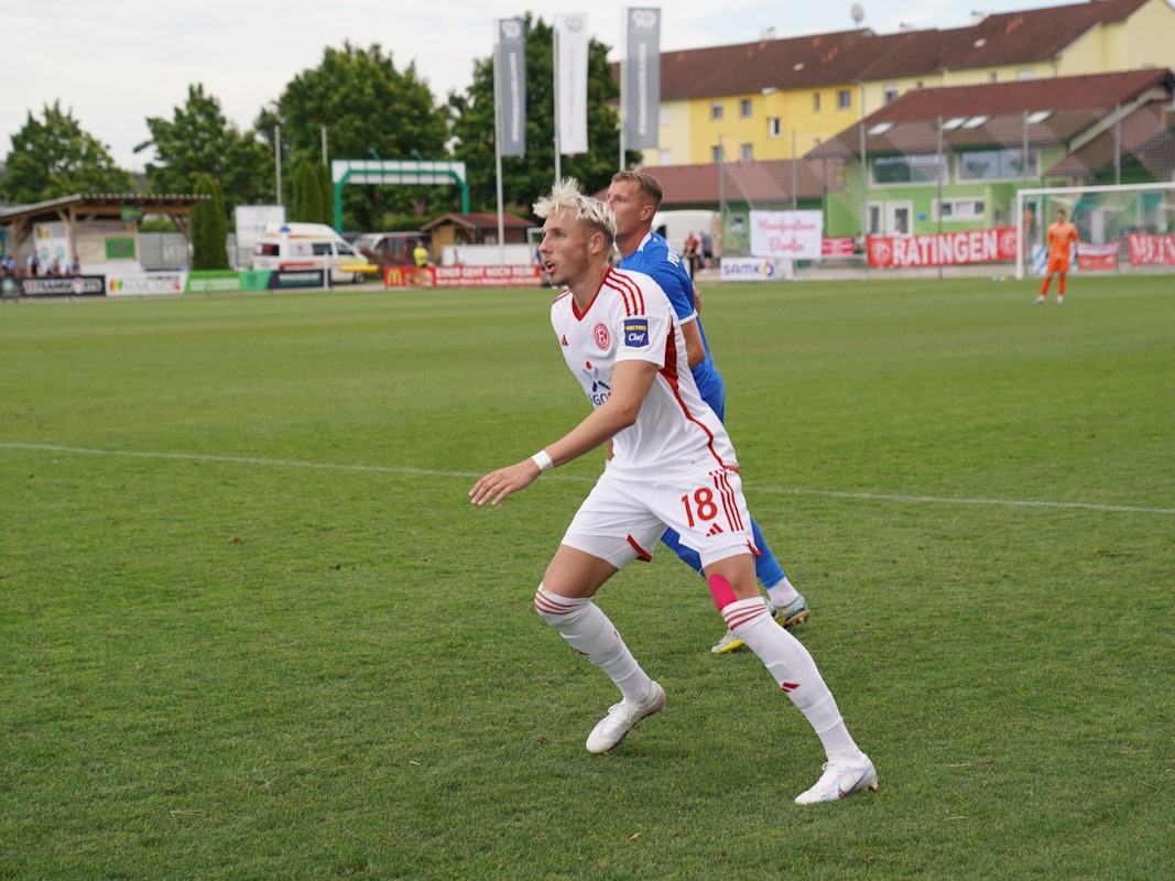 Jona Niemiec fixiert im Testspiel gegen Slovan Liberec den Ball.