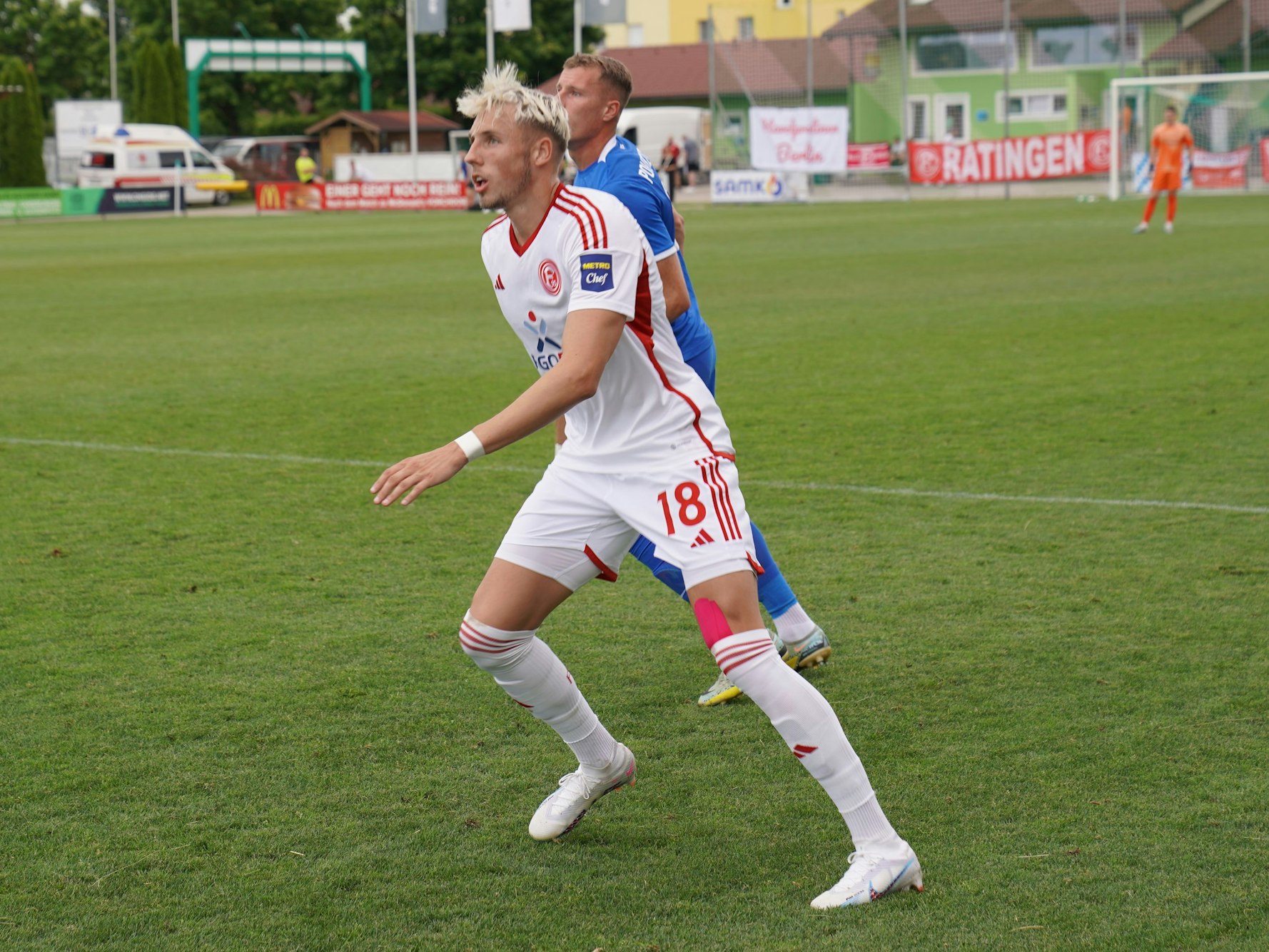 Jona Niemiec fixiert im Testspiel gegen Slovan Liberec den Ball.