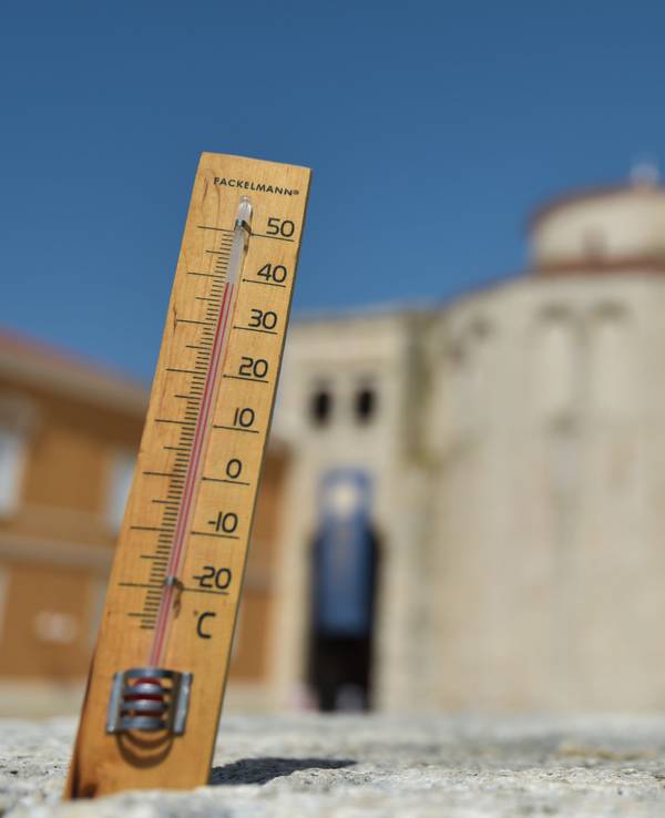 Ein Thermometer zeigt vor der Kulisse der romanischen Kathedrale St. Anastasia die Temperatur von 39 Grad Celsius an.