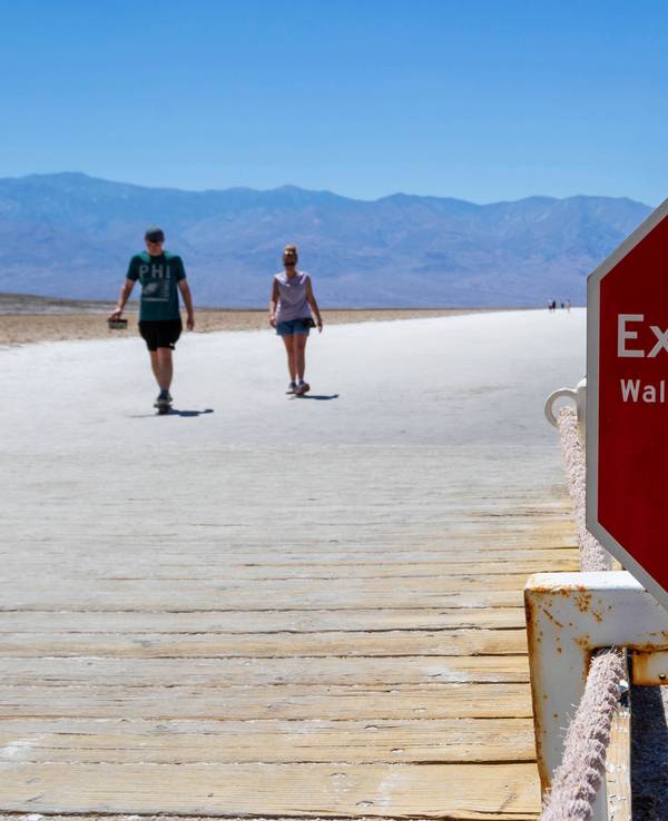 Ein Schild warnt im „Death Valley“ Nationalpark in Kalifornien, in mehreren Sprachen vor extremer Hitze.
