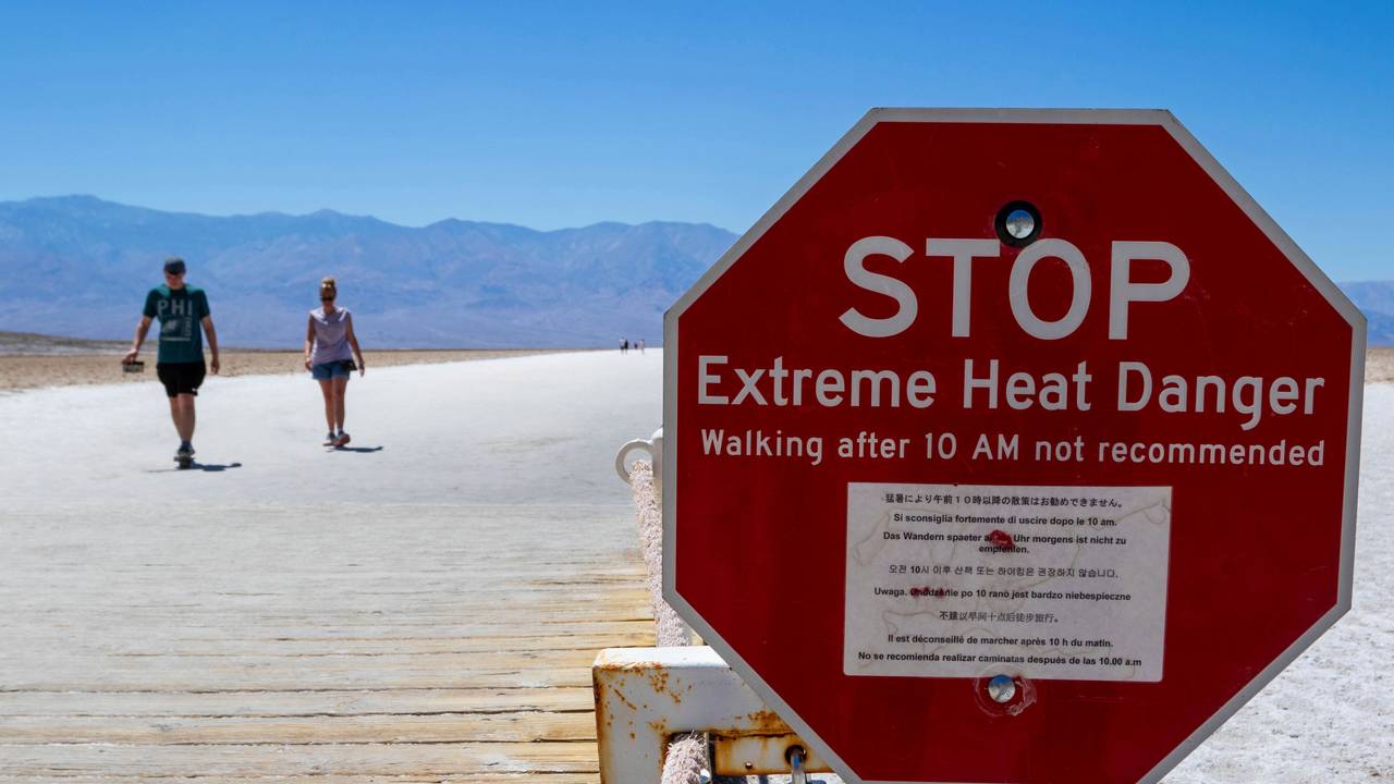 Ein Schild warnt im „Death Valley“ Nationalpark in Kalifornien, in mehreren Sprachen vor extremer Hitze.