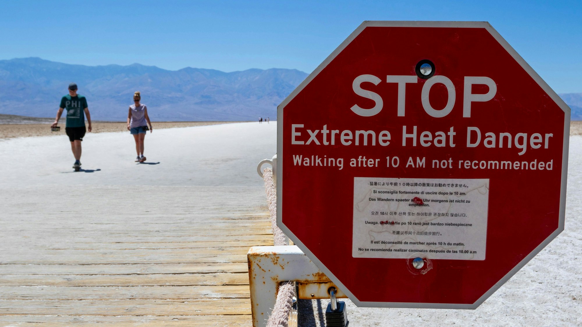 Ein Schild warnt im „Death Valley“ Nationalpark in Kalifornien, in mehreren Sprachen vor extremer Hitze.