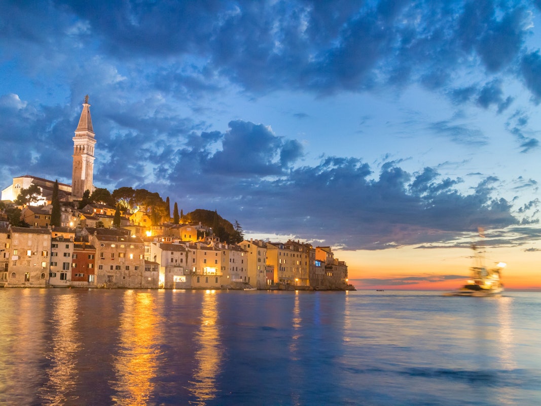 Die Altstadt von Rovinj in Kroatien ist hell erleuchtet.
