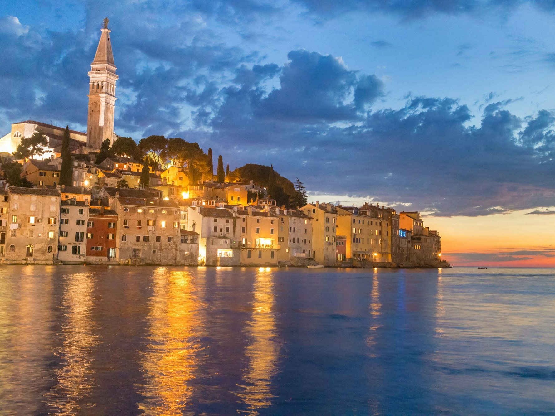 Die Altstadt von Rovinj in Kroatien ist hell erleuchtet.