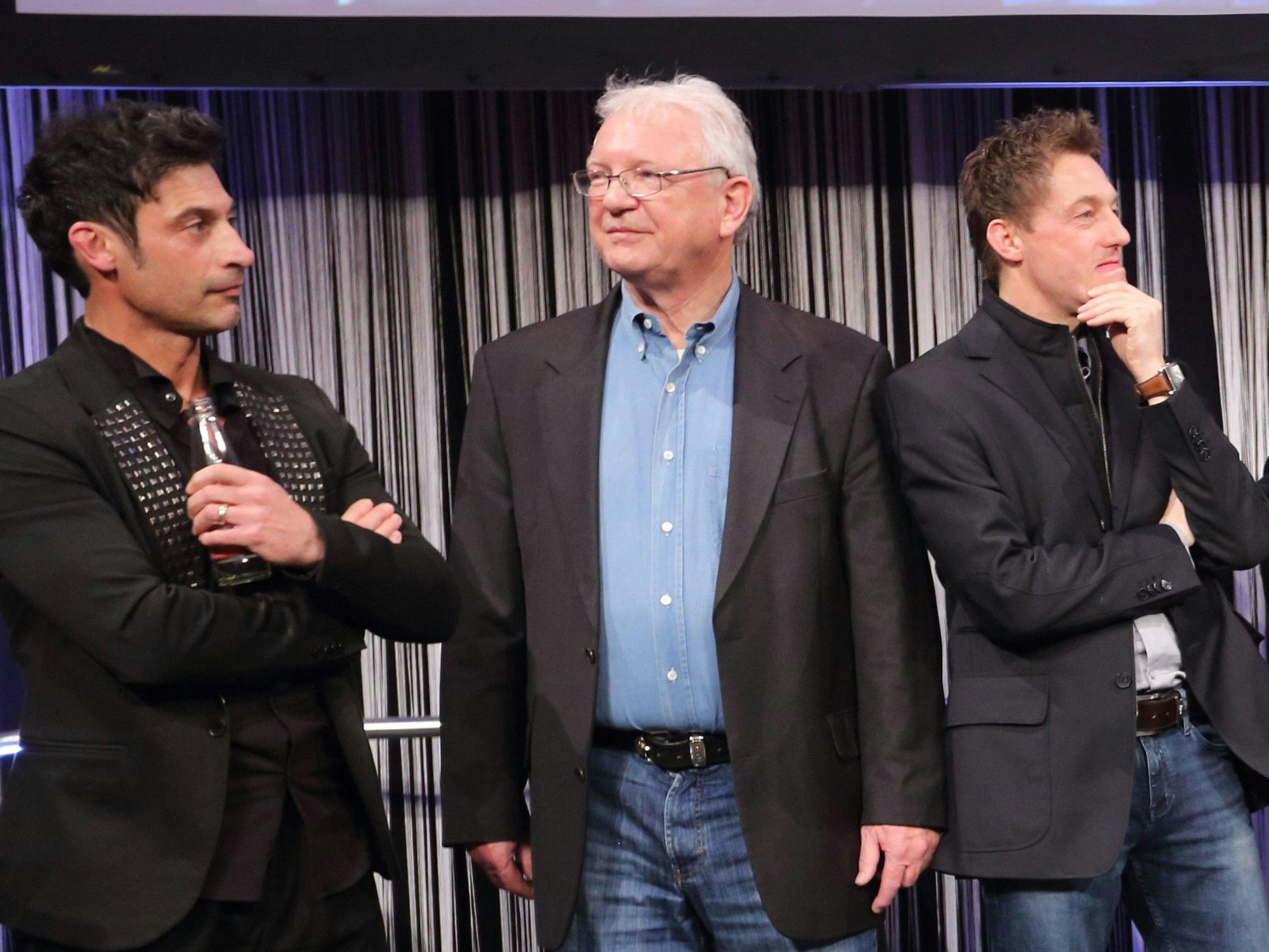 Fabrizio Hayer, Gerhard Bopp (Mitte) und Nils Doering stehen auf einer Bühne.