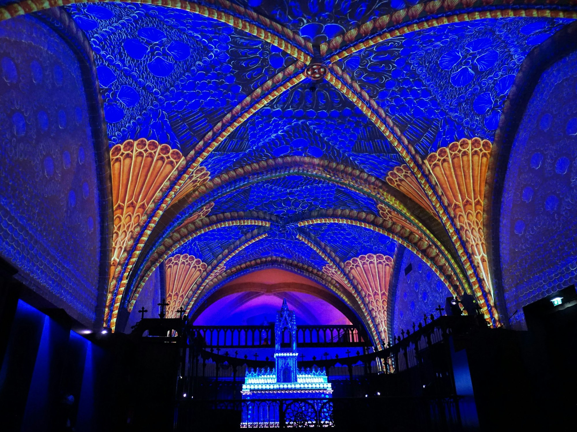 Farbenspiel in der Kapelle des Hotel des Lumières in der Auvergne