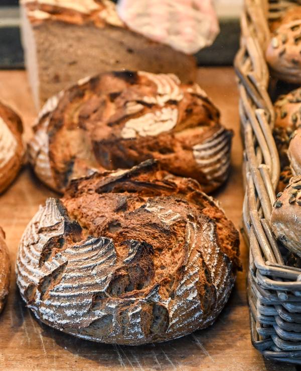 Brote werden im Verkaufsraum in der Bäckerei und Konditorei Plentz angeboten.