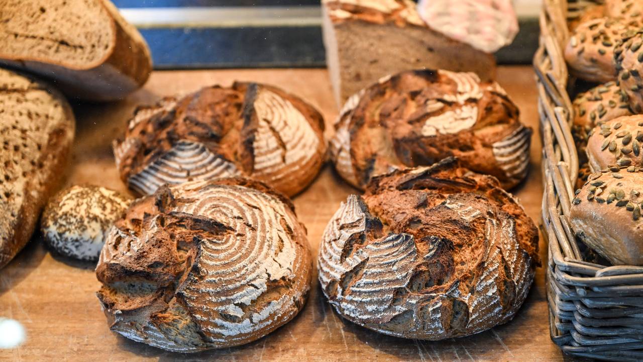 Brote werden im Verkaufsraum in der Bäckerei und Konditorei Plentz angeboten.