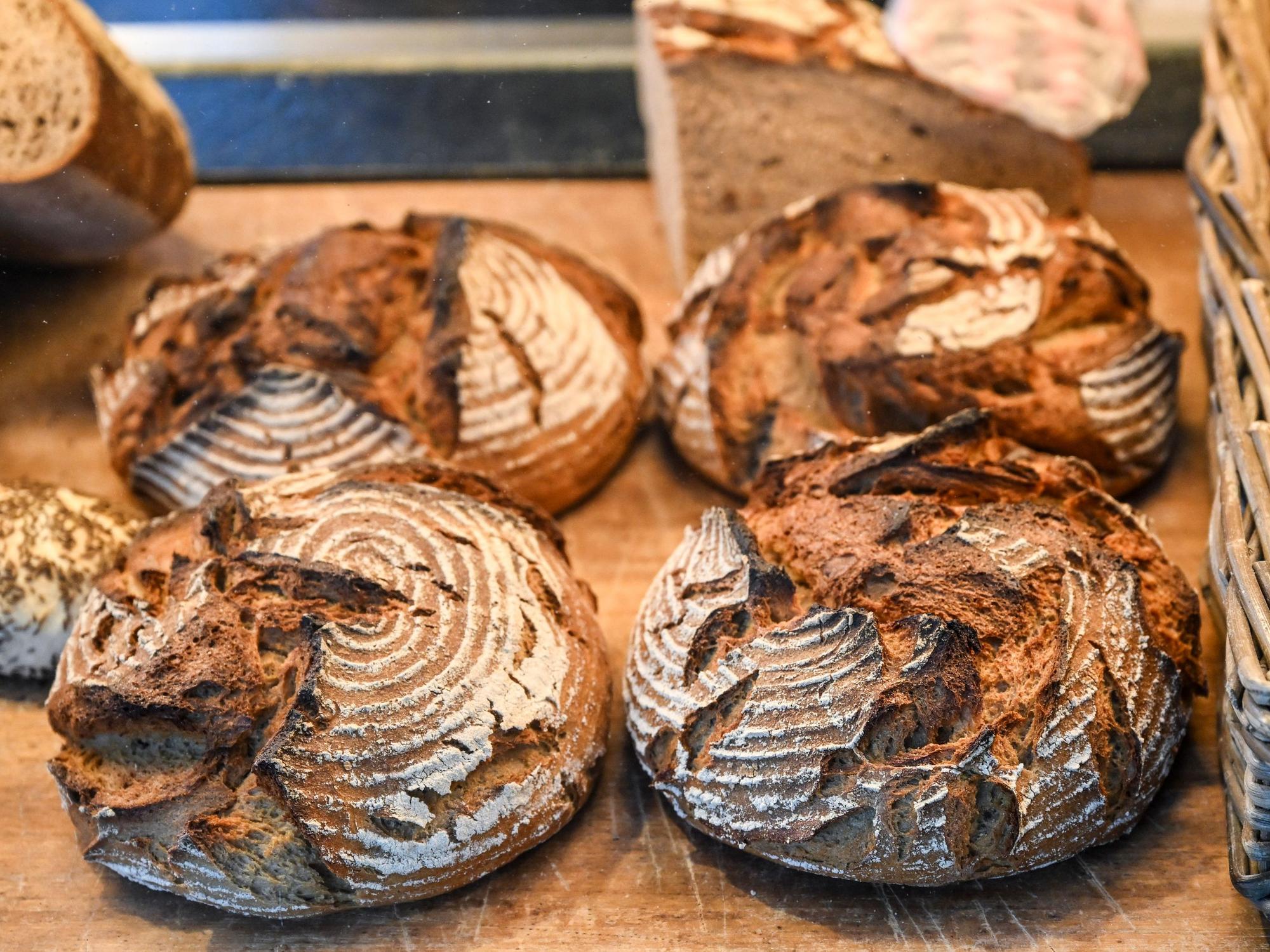 Brote werden im Verkaufsraum in der Bäckerei und Konditorei Plentz angeboten.