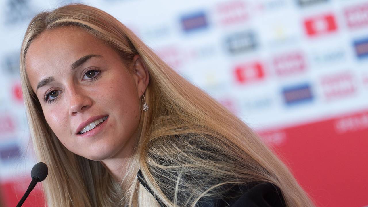 Giulia Gwinn spricht während einer Pressekonferenz.