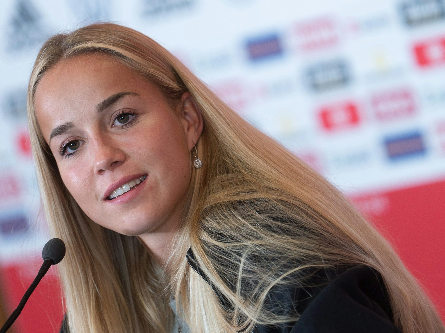 Giulia Gwinn spricht während einer Pressekonferenz.