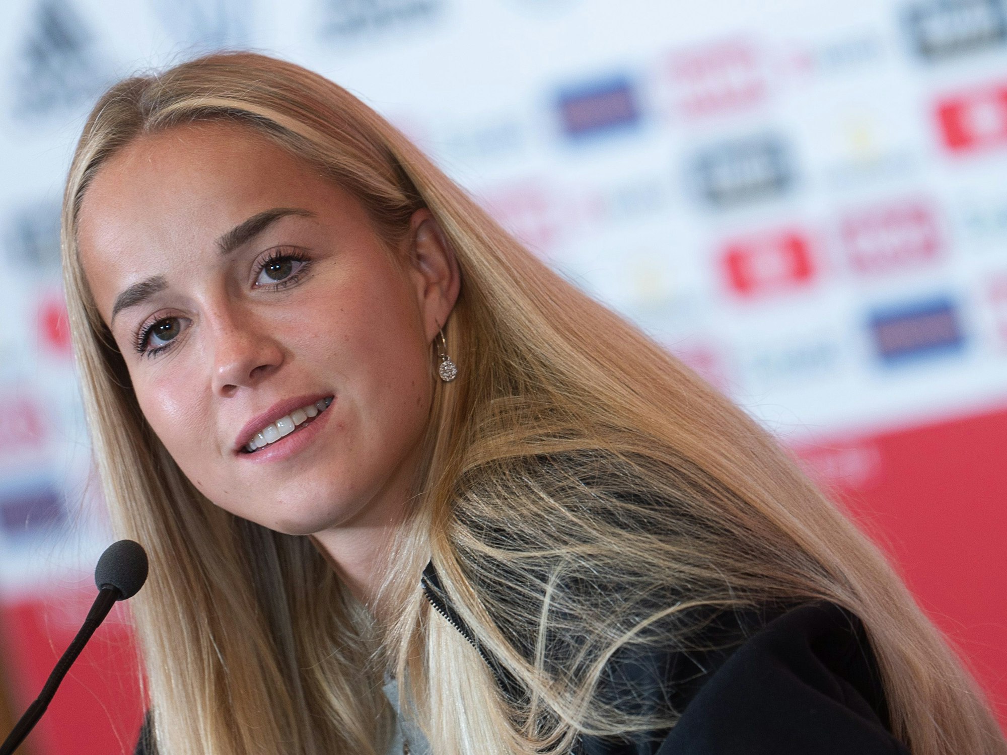 Giulia Gwinn spricht während einer Pressekonferenz.
