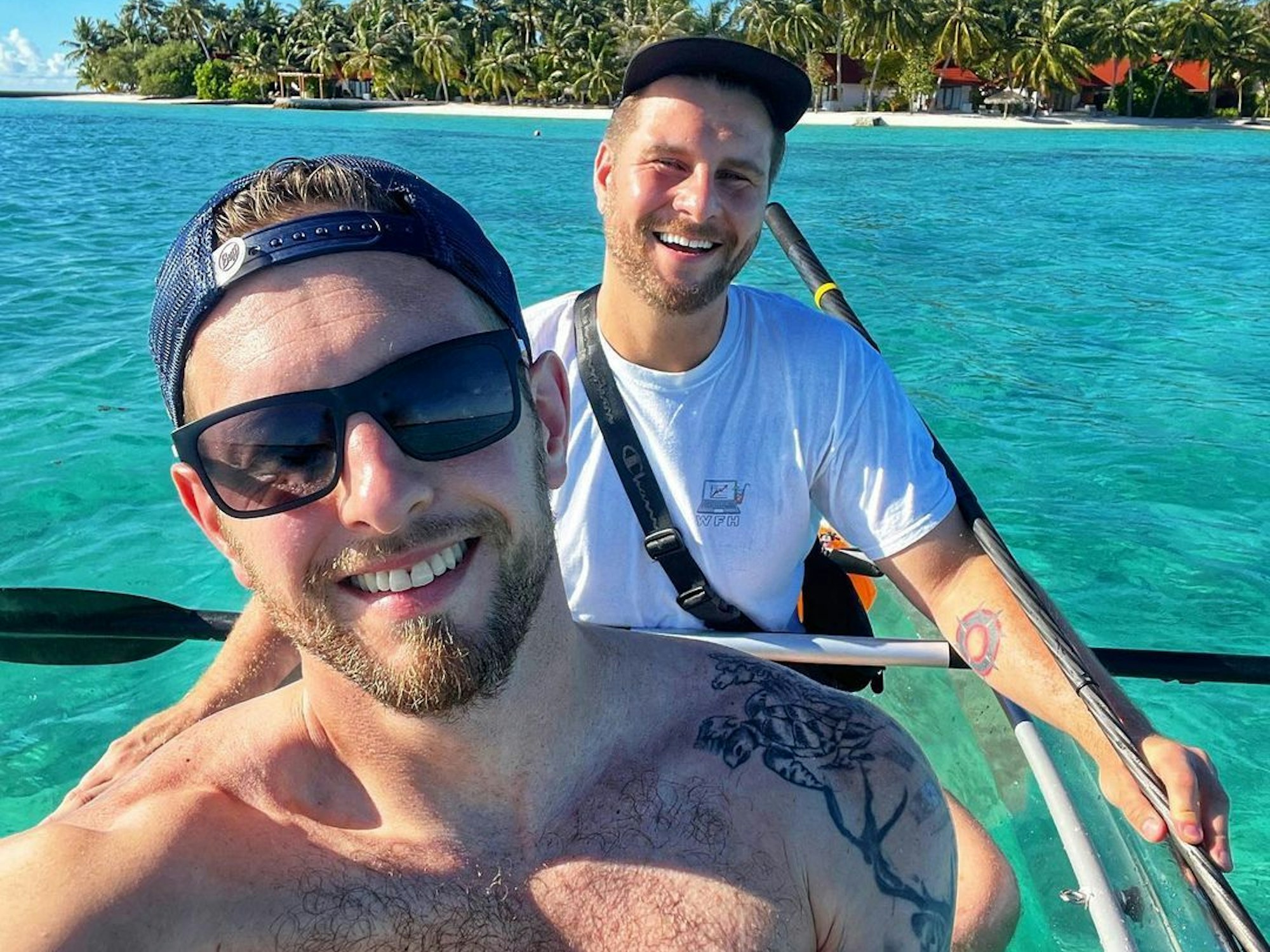 RTL-Moderator Maurice Gajda und sein Partner Mitch sitzen in einem Kajak.