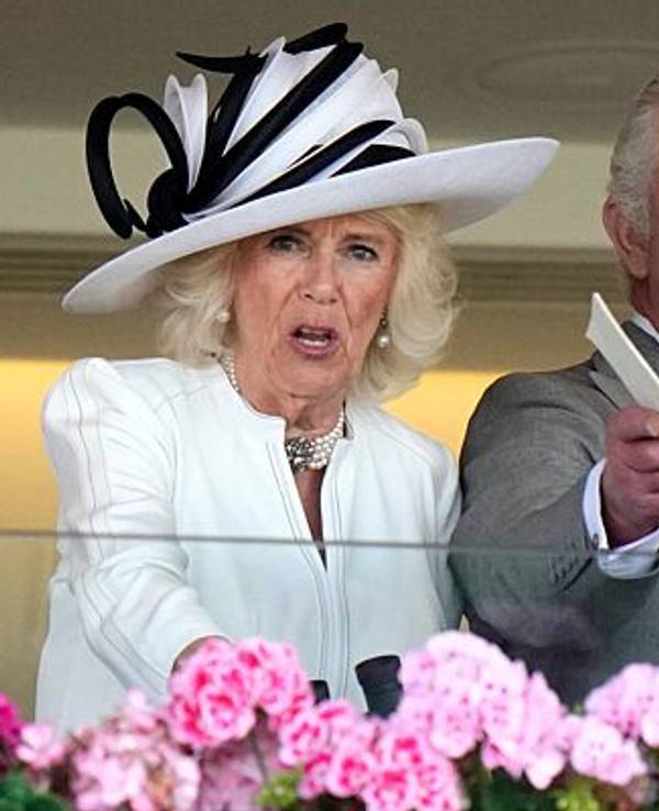 Königin Camilla und König Charles III. von Großbritannien beobachten ein Pferderennen.
