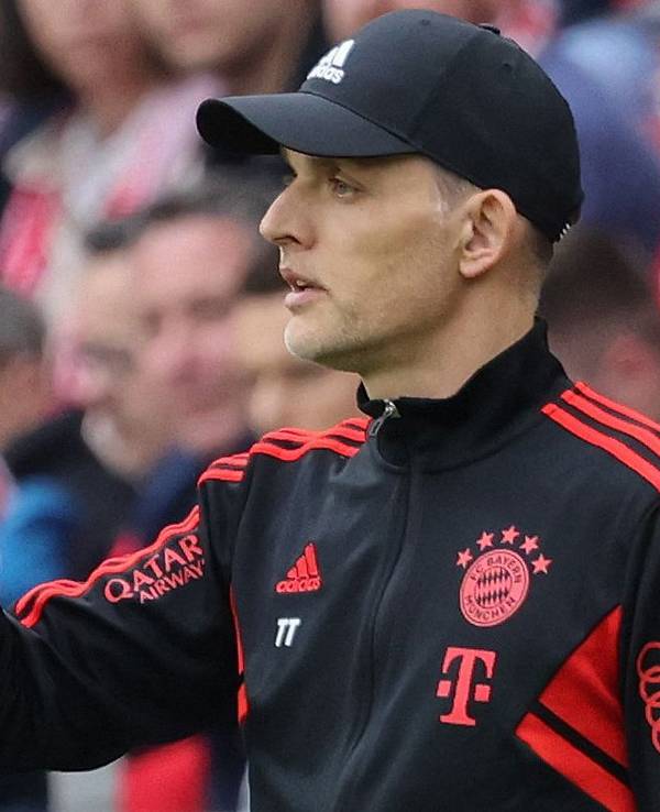 Thomas Tuchel hebt in der Coaching-Zone des FC Bayern den Zeigefinger.