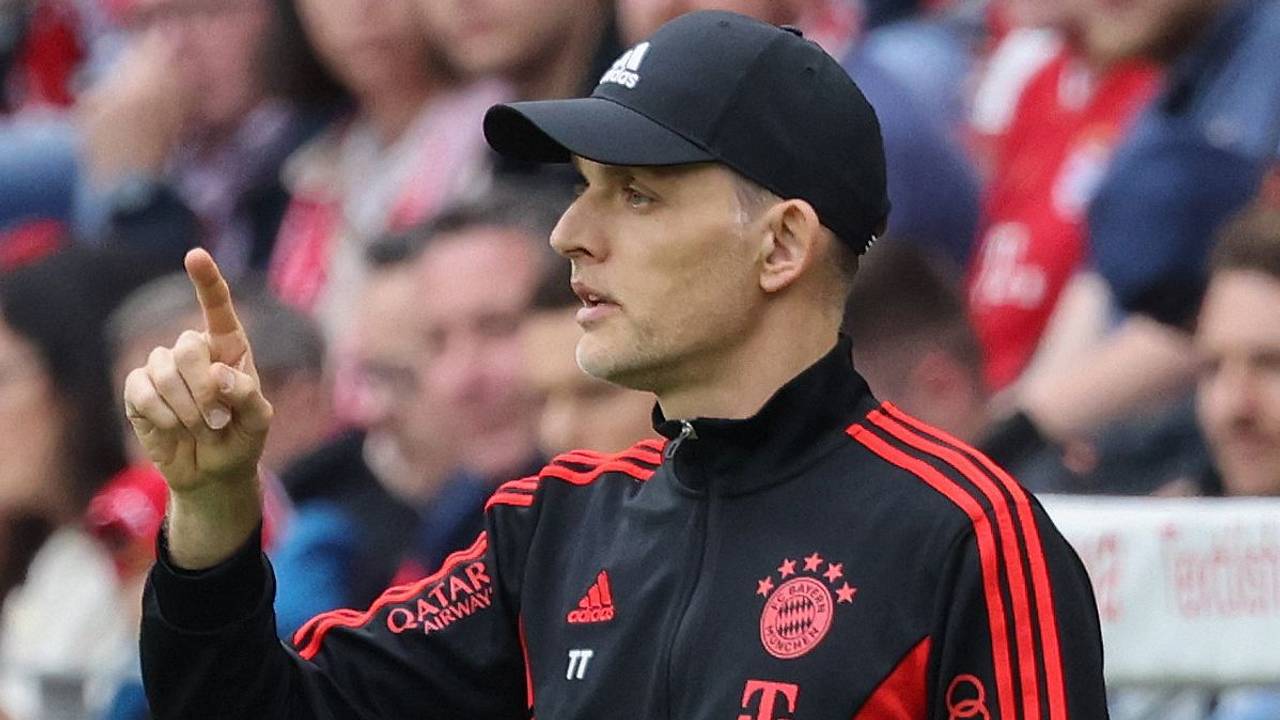 Thomas Tuchel hebt in der Coaching-Zone des FC Bayern den Zeigefinger.