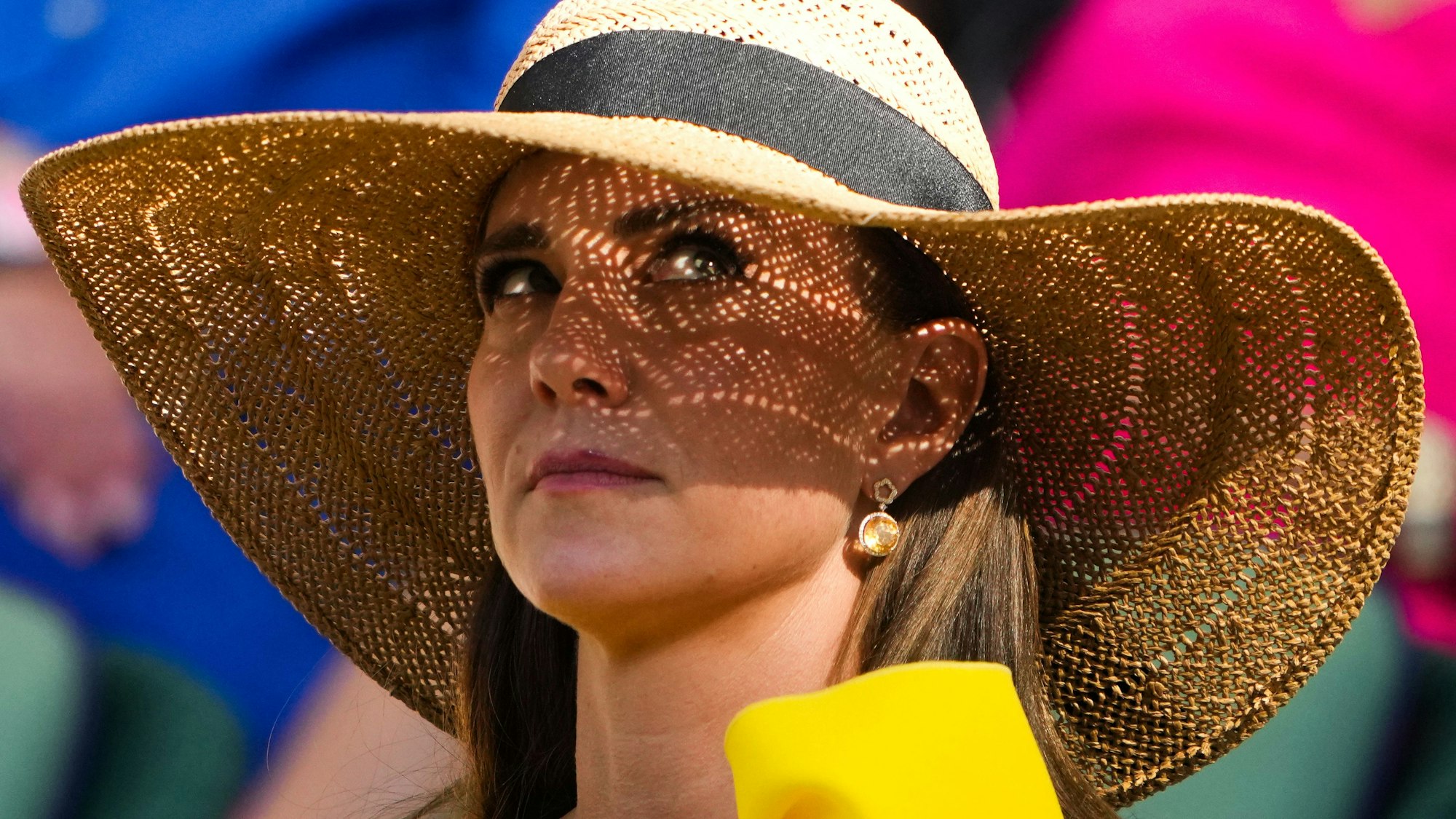 Prinzessin Kate trägt beim Wimbledon-Besuch 2022 in der Royal Box einen großen Sonnenhut.