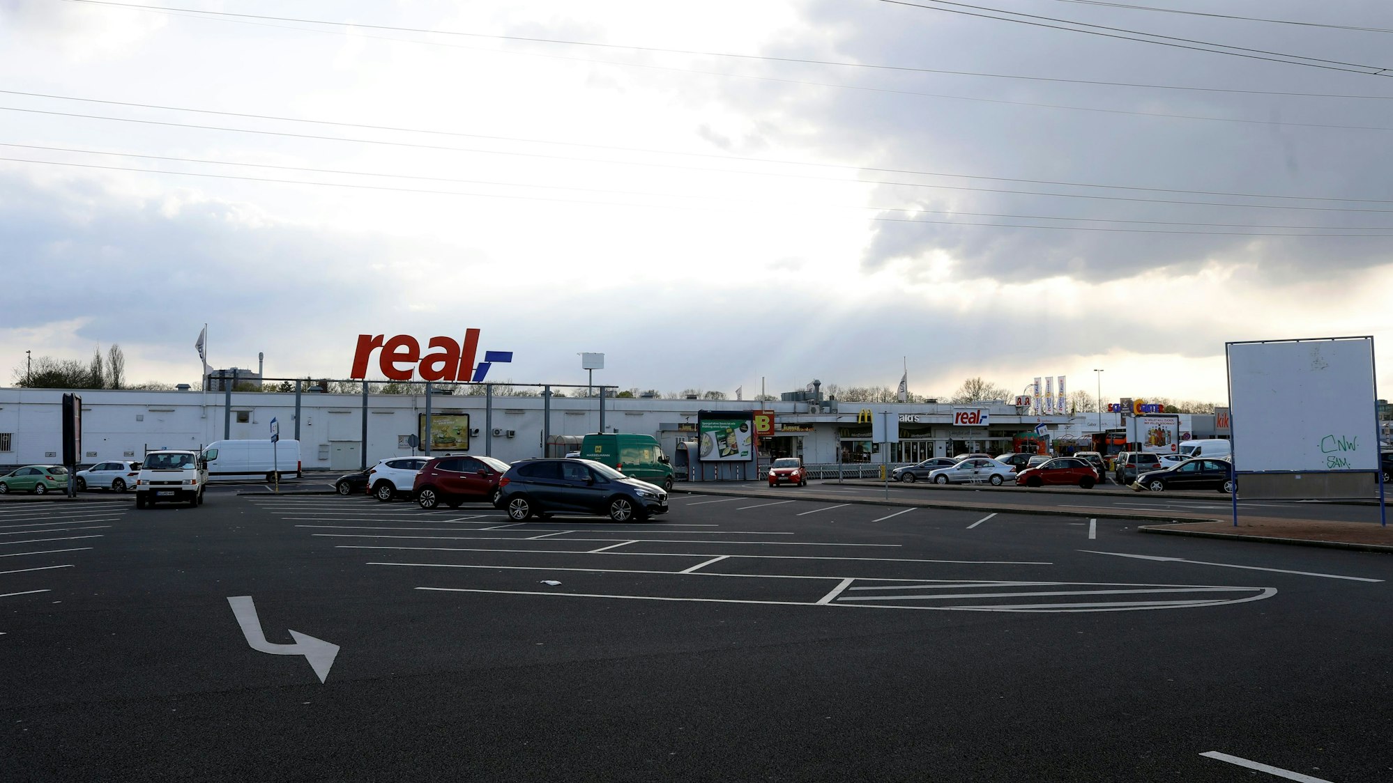 Die Filiale der Real- Supermarktkette in Porz an der Rudolf-Diesel-Straße.