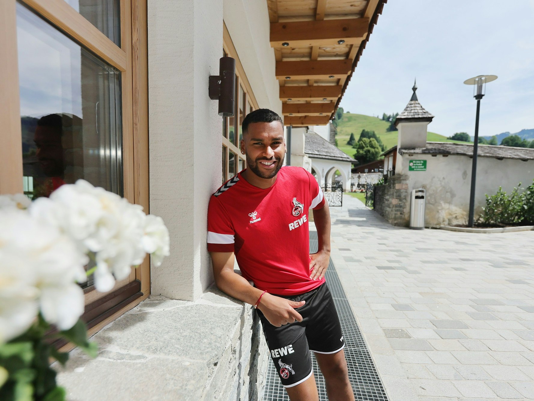 Linton Maina lehnt sich gegen eine Wand.