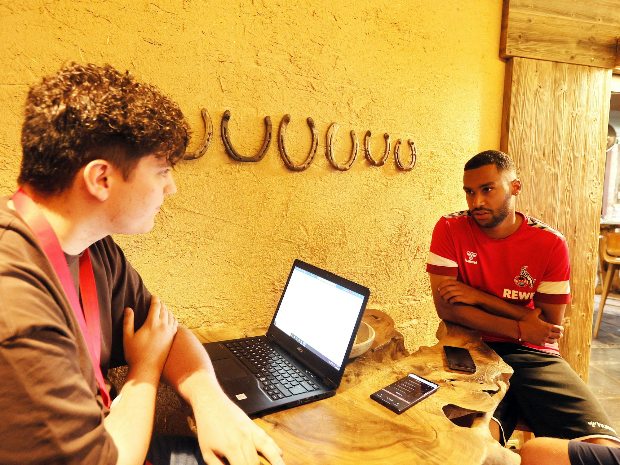 Linton Maina im Interview mit Sebastian Bucco.