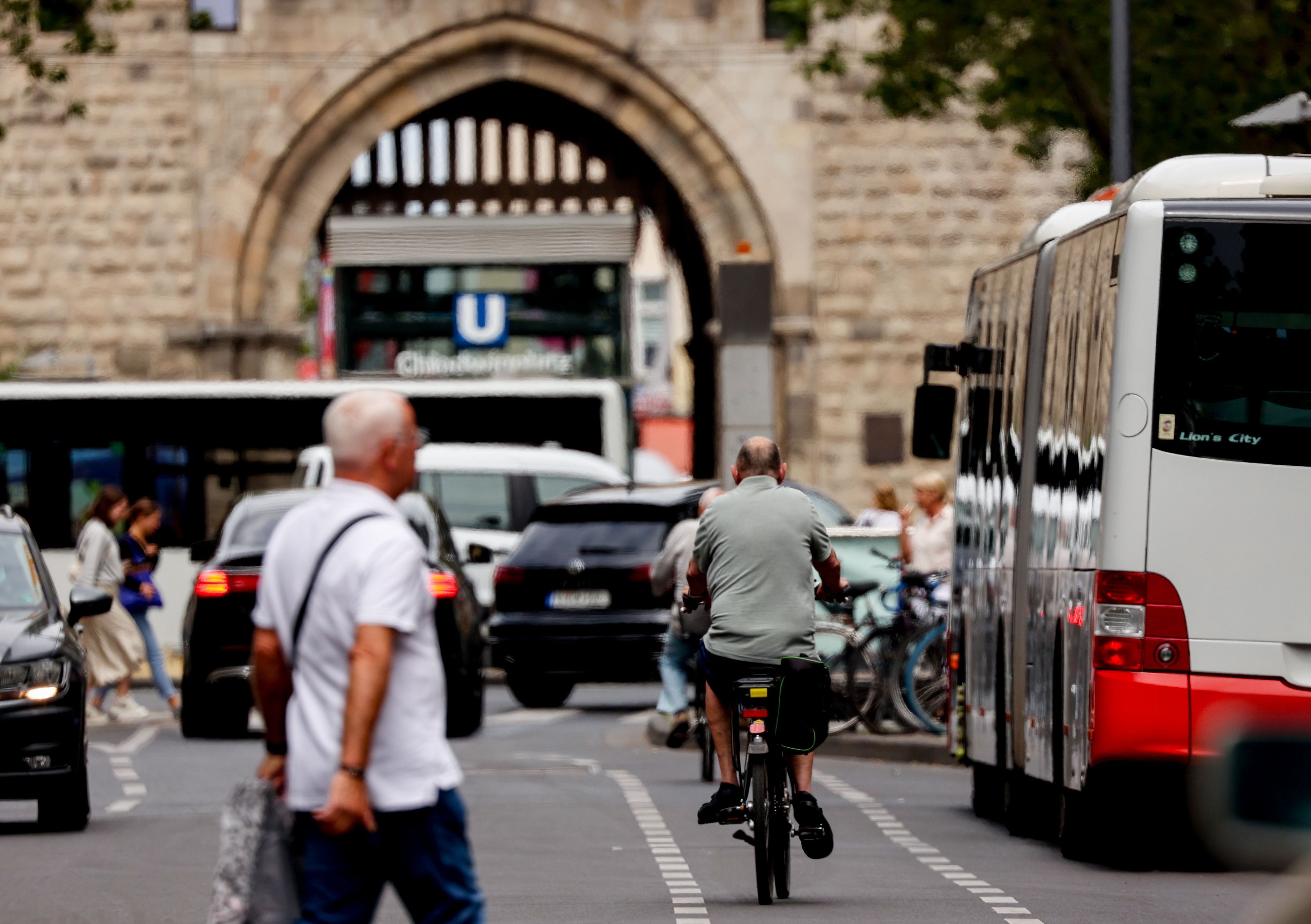 Radfahrer, ein Bus und einige Autos auf der Bonner Straße in Köln.
