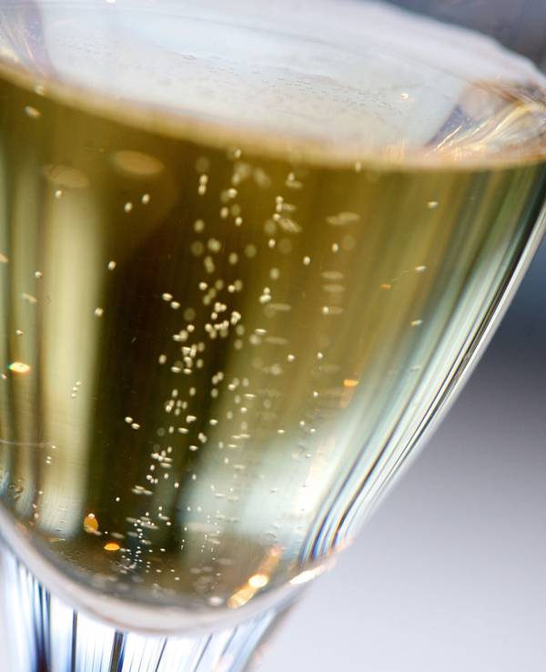 Kohlendioxid perlt in einem Glas Sekt auf.