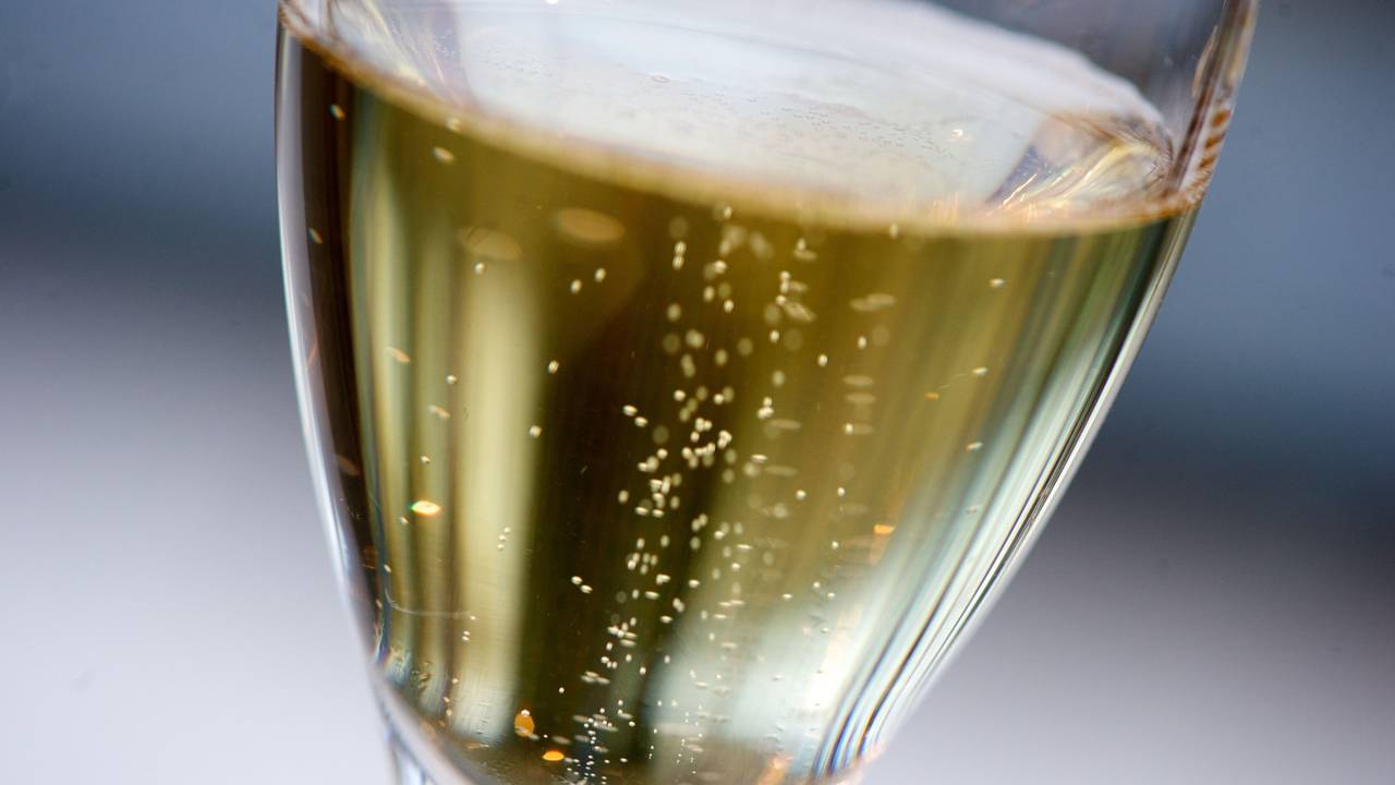 Kohlendioxid perlt in einem Glas Sekt auf.