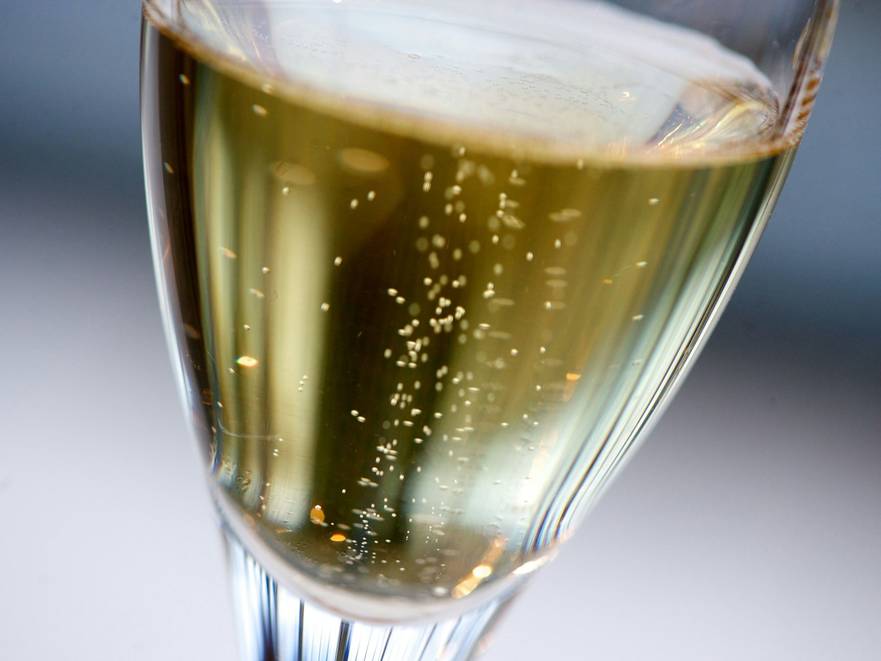 Kohlendioxid perlt in einem Glas Sekt auf.