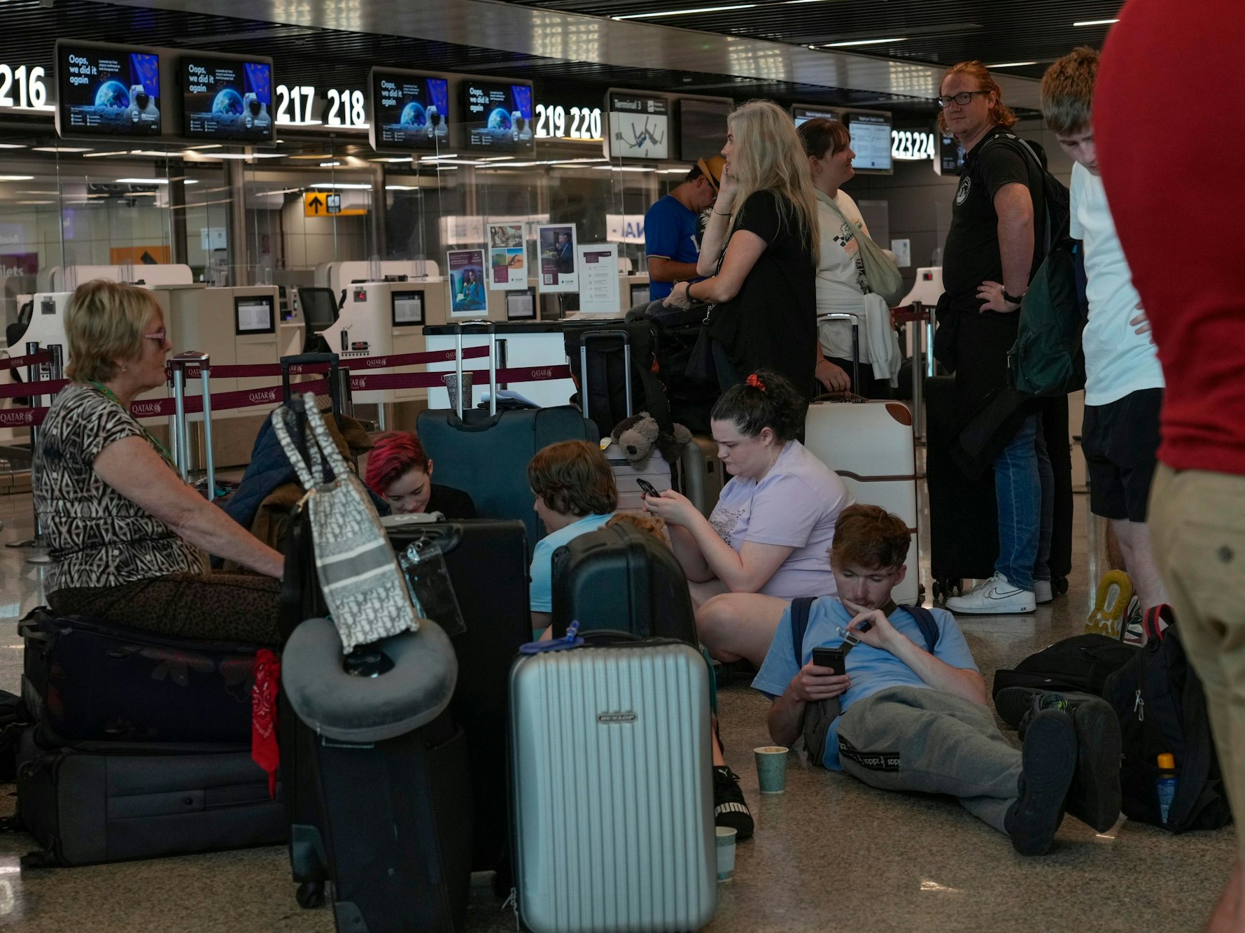 Passagiere warten auf die Abfertigung ihrer Flüge während eines landesweiten Streiks auf dem internationalen Flughafen Rom Fiumicino.