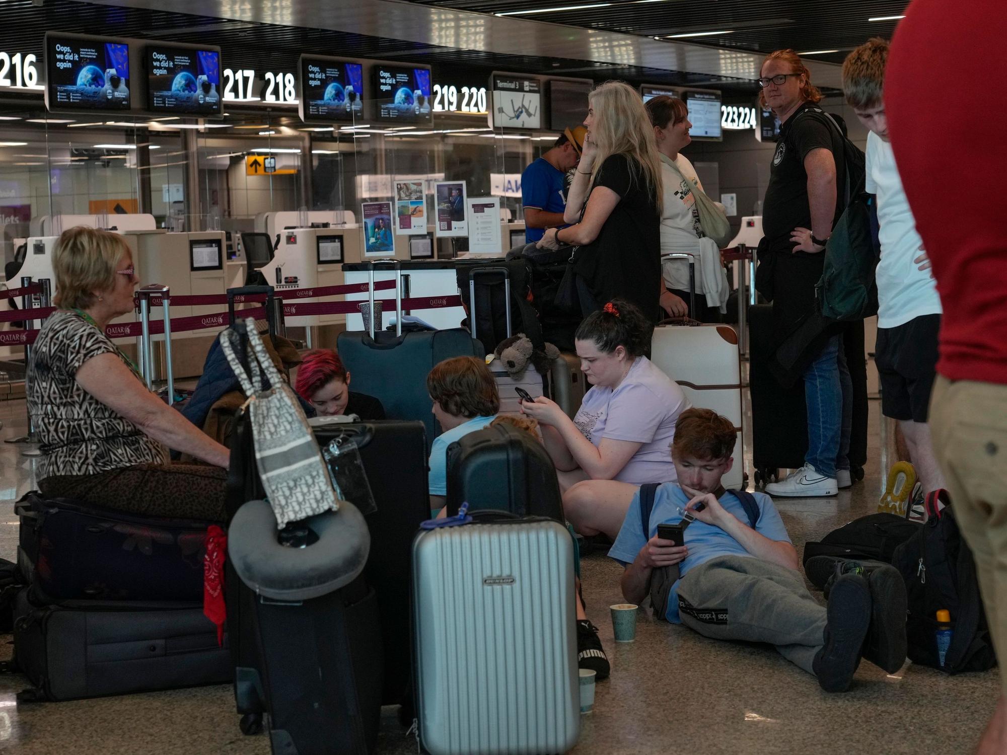 Passagiere warten auf die Abfertigung ihrer Flüge während eines landesweiten Streiks auf dem internationalen Flughafen Rom Fiumicino.