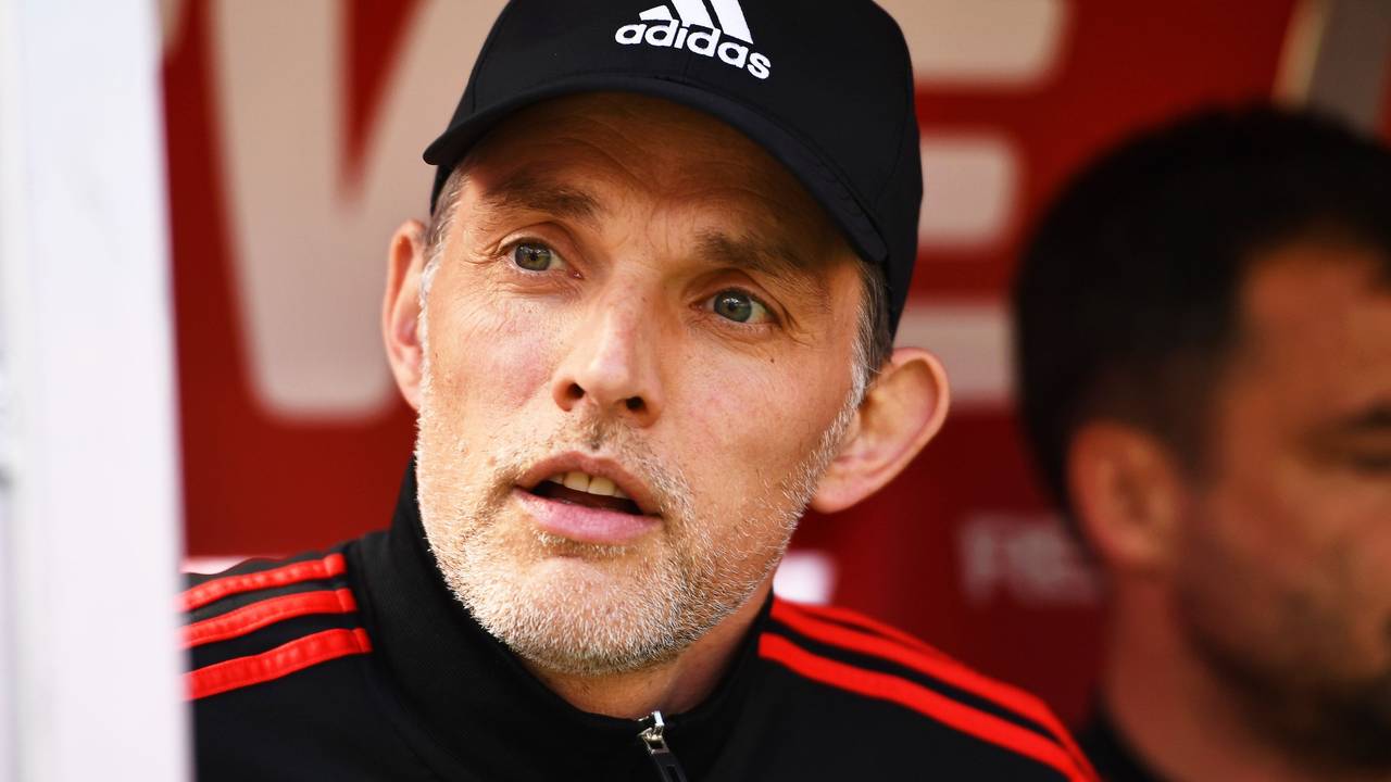 Thomas Tuchel sitzt auf er Bank. Er trägt eine schwarze Kappe.