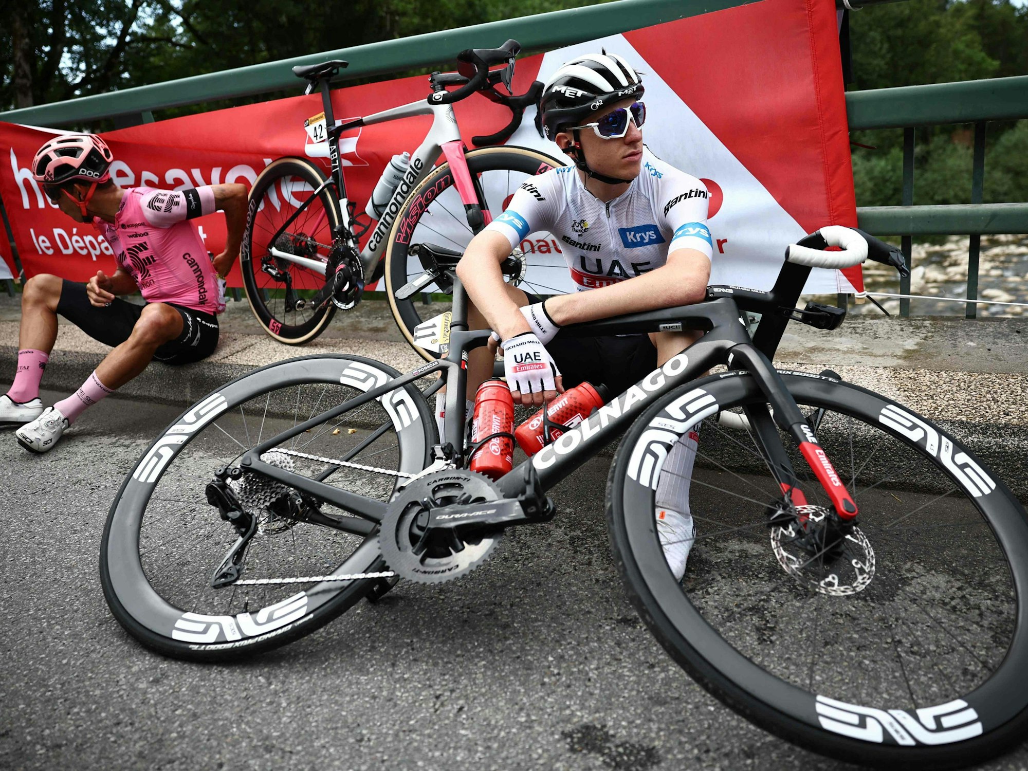 Tadej Pogacar sitzt auf dem Boden.