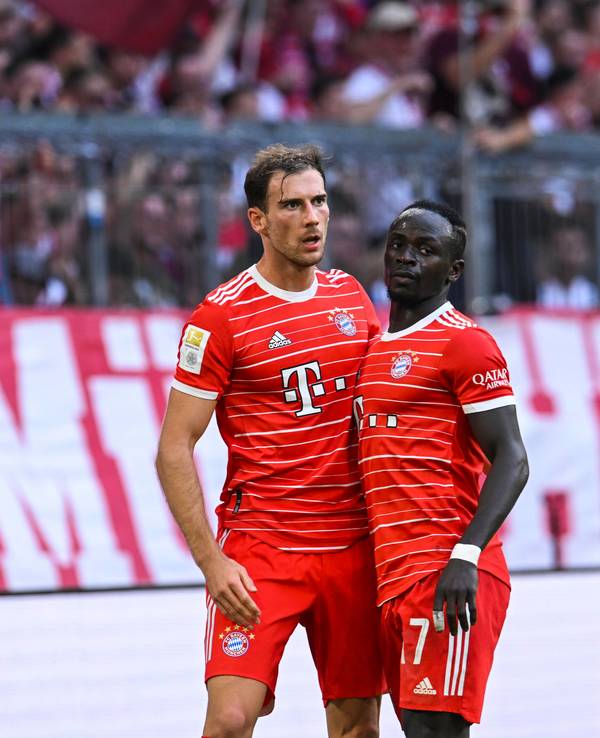 Leon Goretzka und Sadio Mané Arm in Arm.