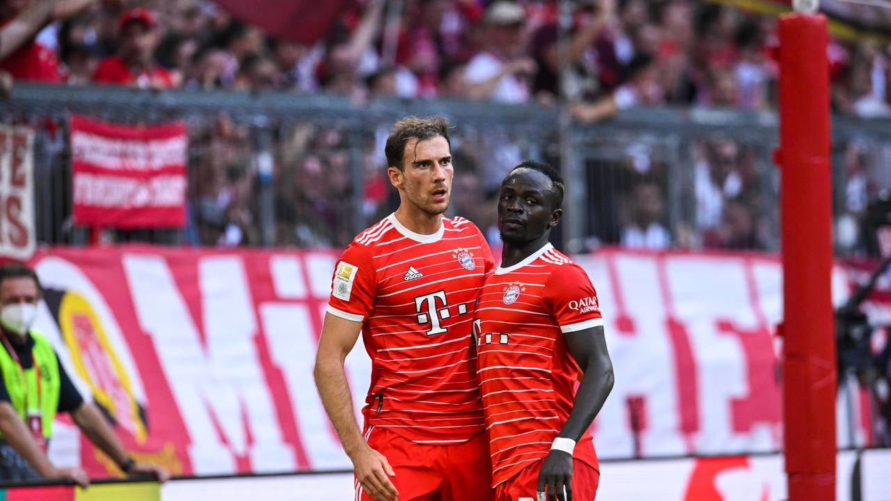 Leon Goretzka und Sadio Mané Arm in Arm.