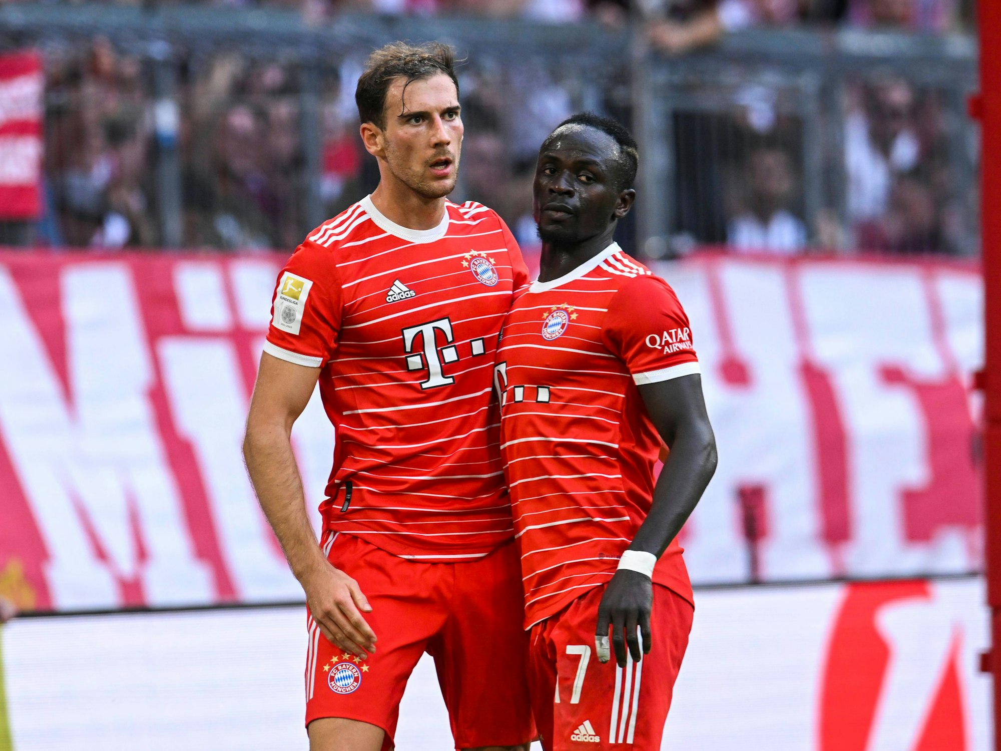 Leon Goretzka und Sadio Mané Arm in Arm.