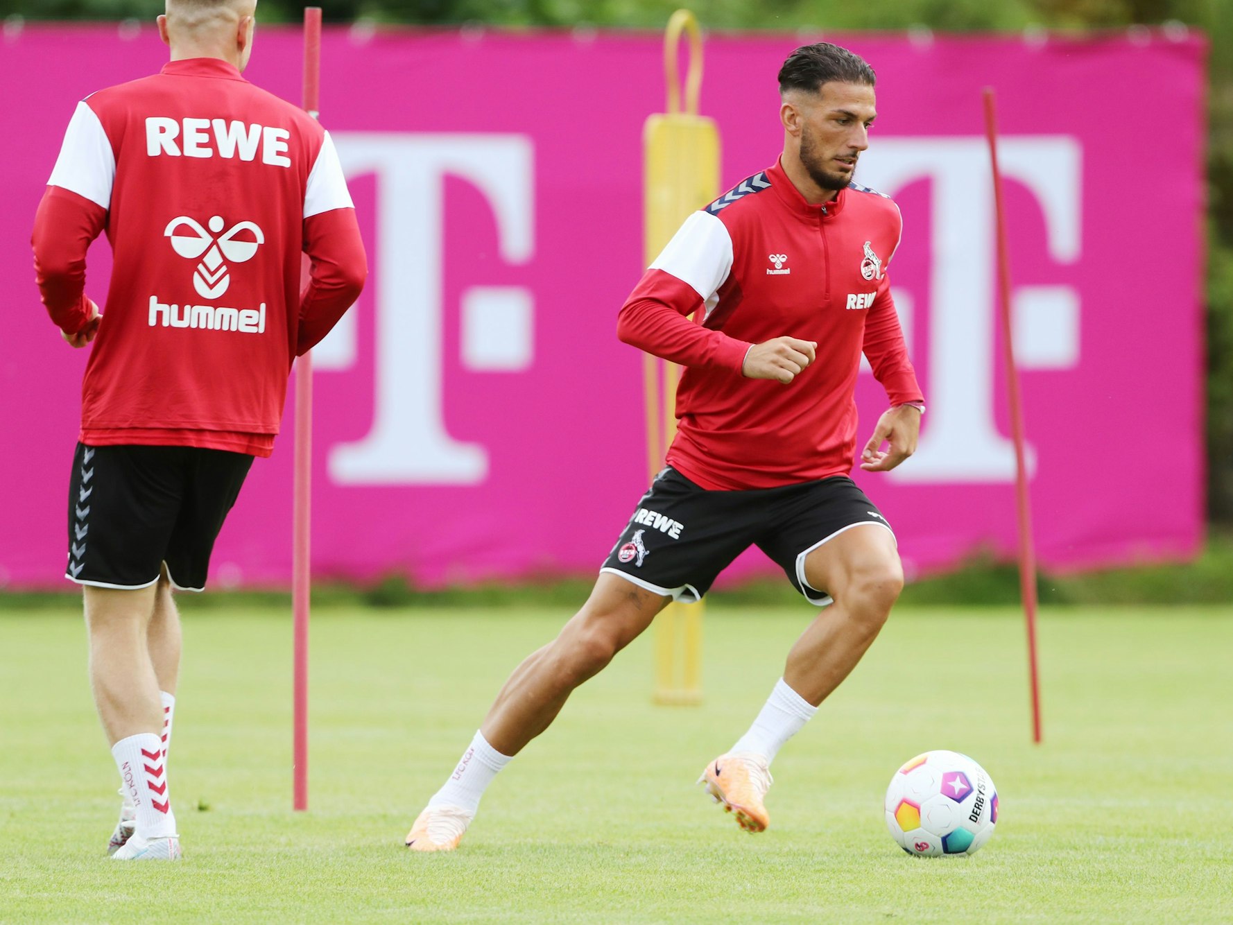 Leart Paqarada im Training des 1. FC Köln.