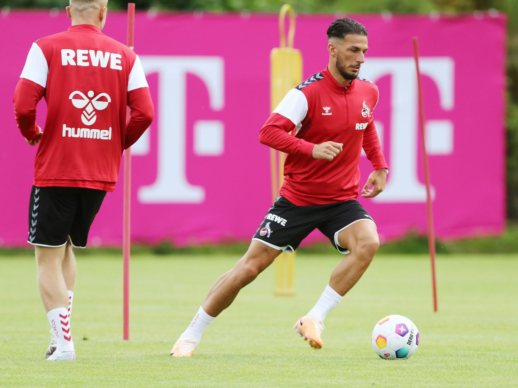 Leart Paqarada im Training des 1. FC Köln.