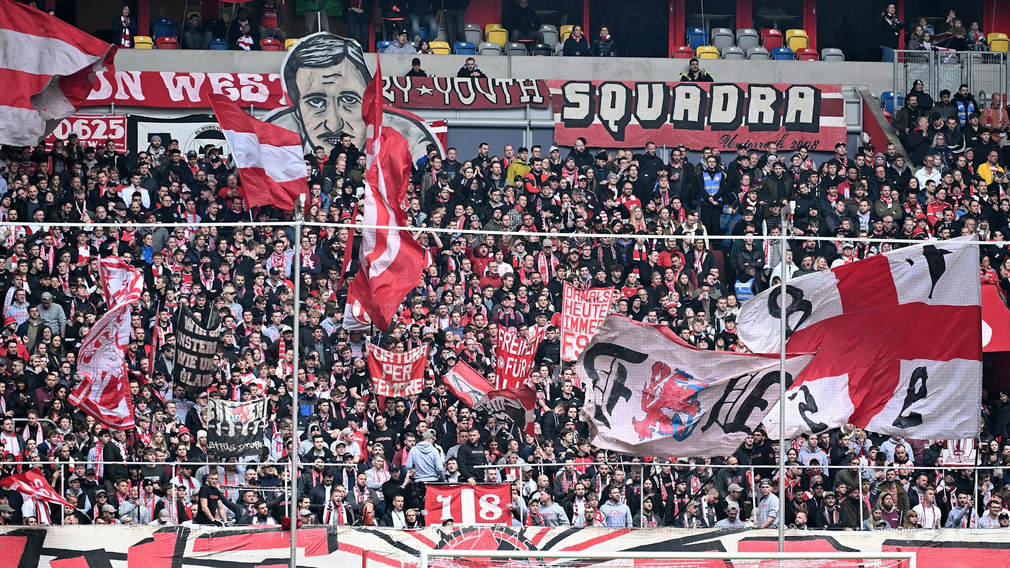 Fans von Fortuna Düsseldorf feuern ihr Team beim Heimspiel gegen Darmstadt 98