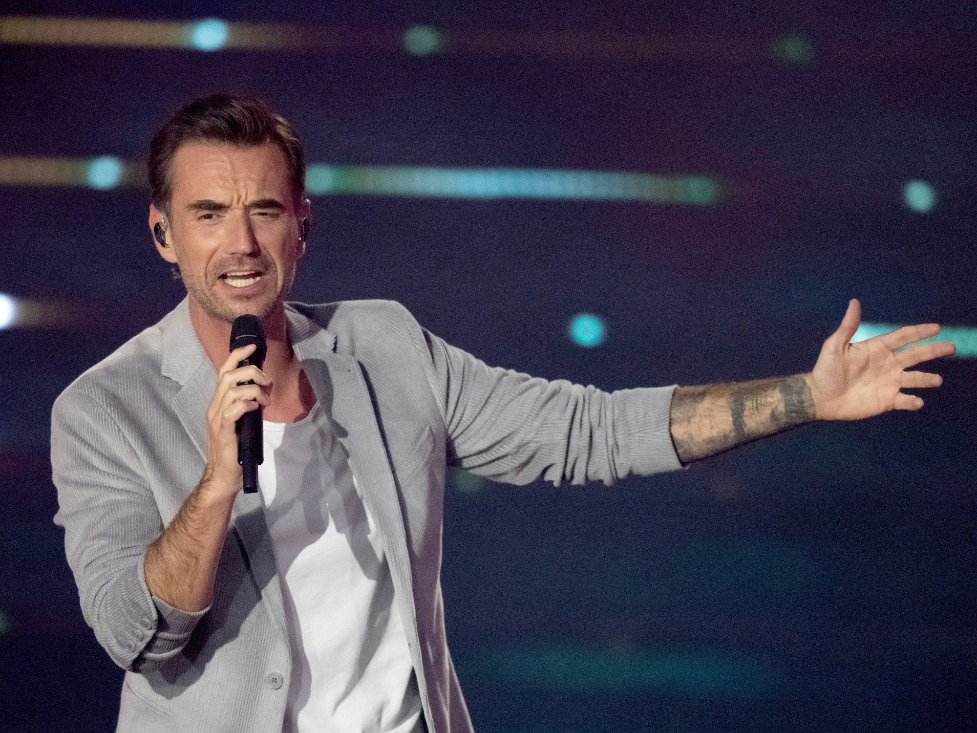 Moderator Florian Silbereisen steht am 21. Oktober 2022 in der Fernsehshow „Das große Schlagerjubiläum 2022“ in Leipzig auf der Bühne.