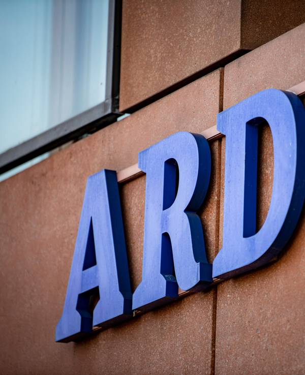 Das ARD-Logo an der Fassade des ARD-Hauptstadtstudios im Regierungsviertel in Berlin.