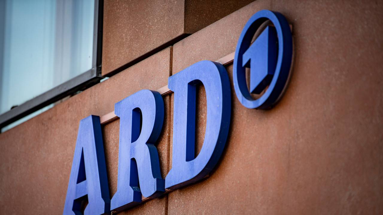 Das ARD-Logo an der Fassade des ARD-Hauptstadtstudios im Regierungsviertel in Berlin.