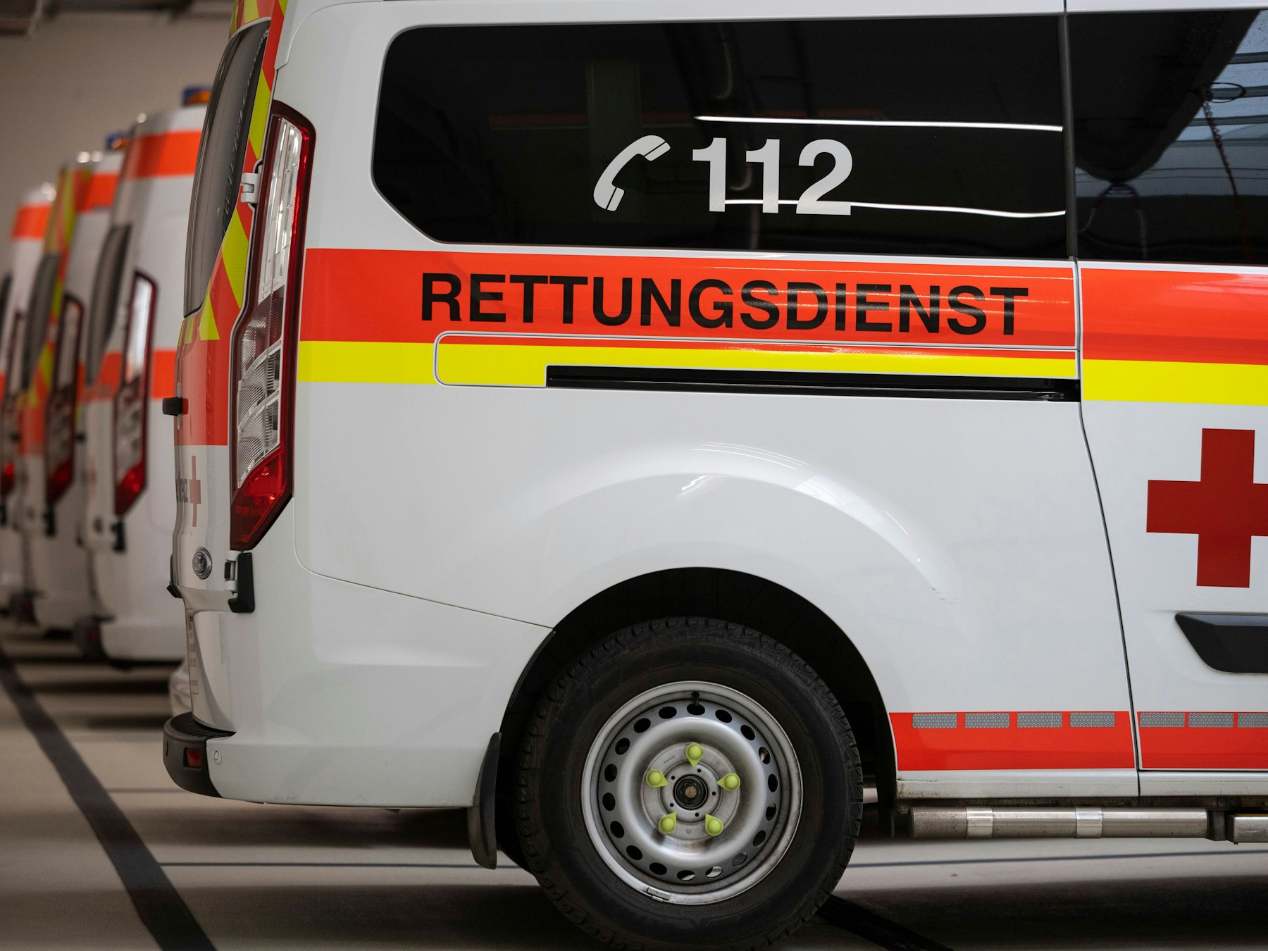 Rettungswagen stehen aufgereiht in einer Garage. (Symbolfoto)