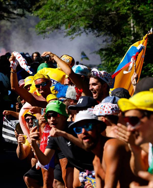Die Fahrer der Tour de France fahren durch die Fan-Massen.