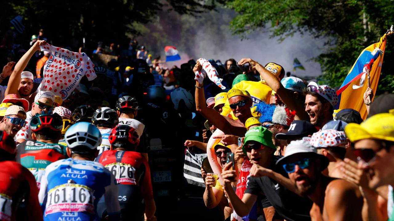 Die Fahrer der Tour de France fahren durch die Fan-Massen.