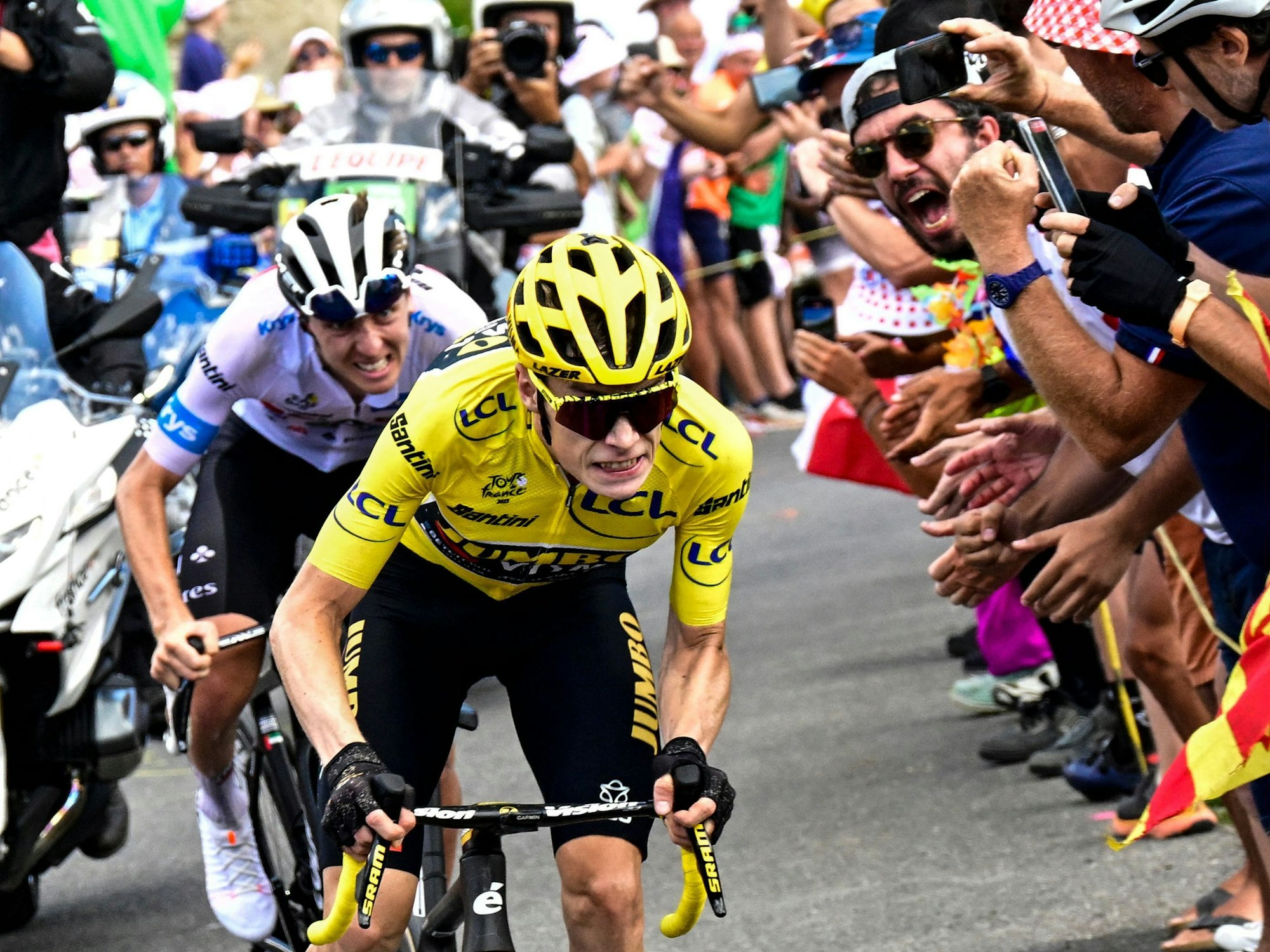 Der Slowene Tadej Pogacar fährt dicht hinter dem Dänen Jonas Vingegaard (in Gelb).