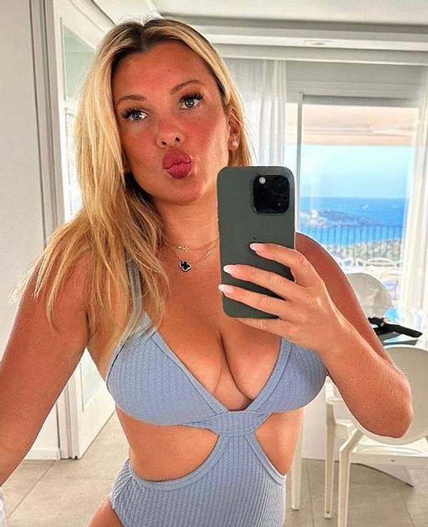 Evelyn Burdecki macht ein Selfie.