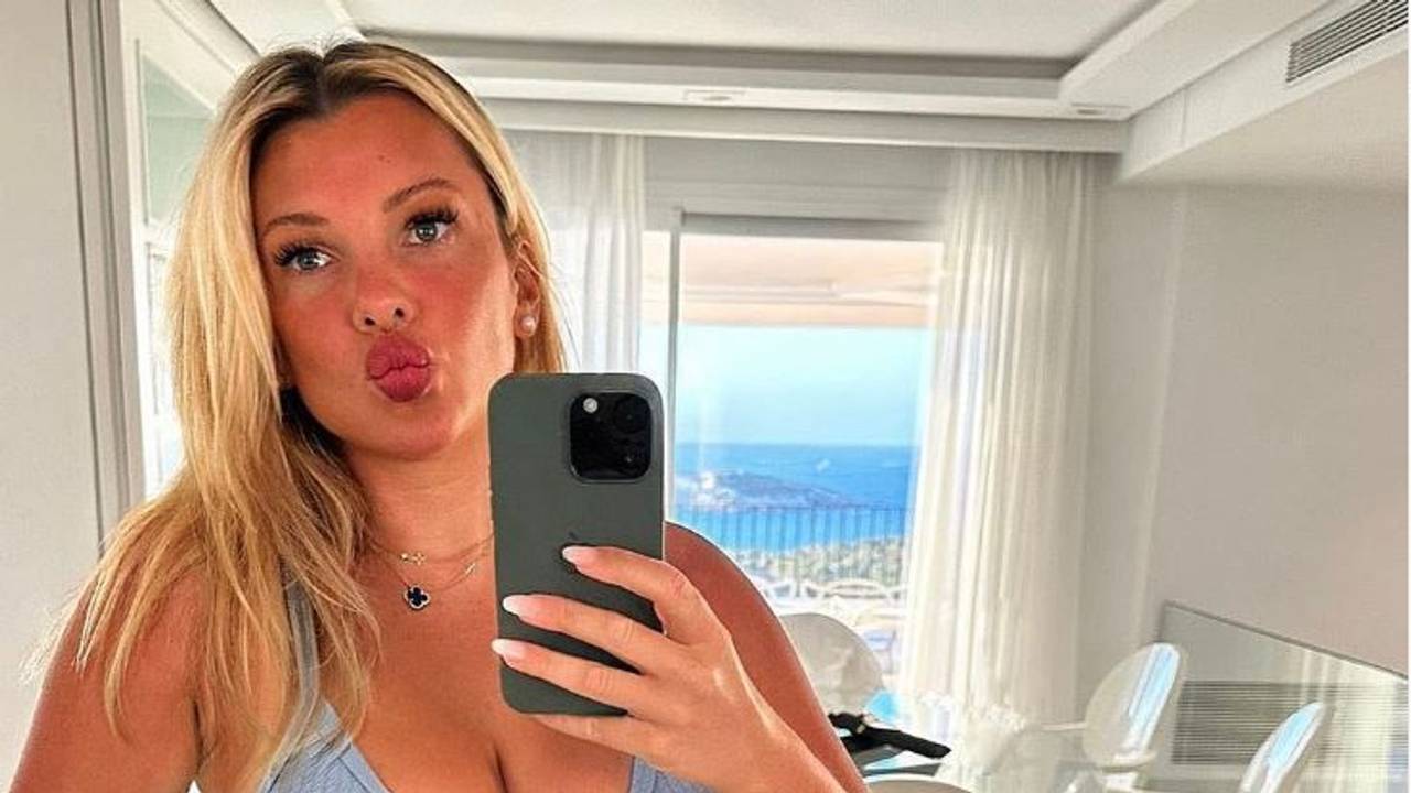 Evelyn Burdecki macht ein Selfie.