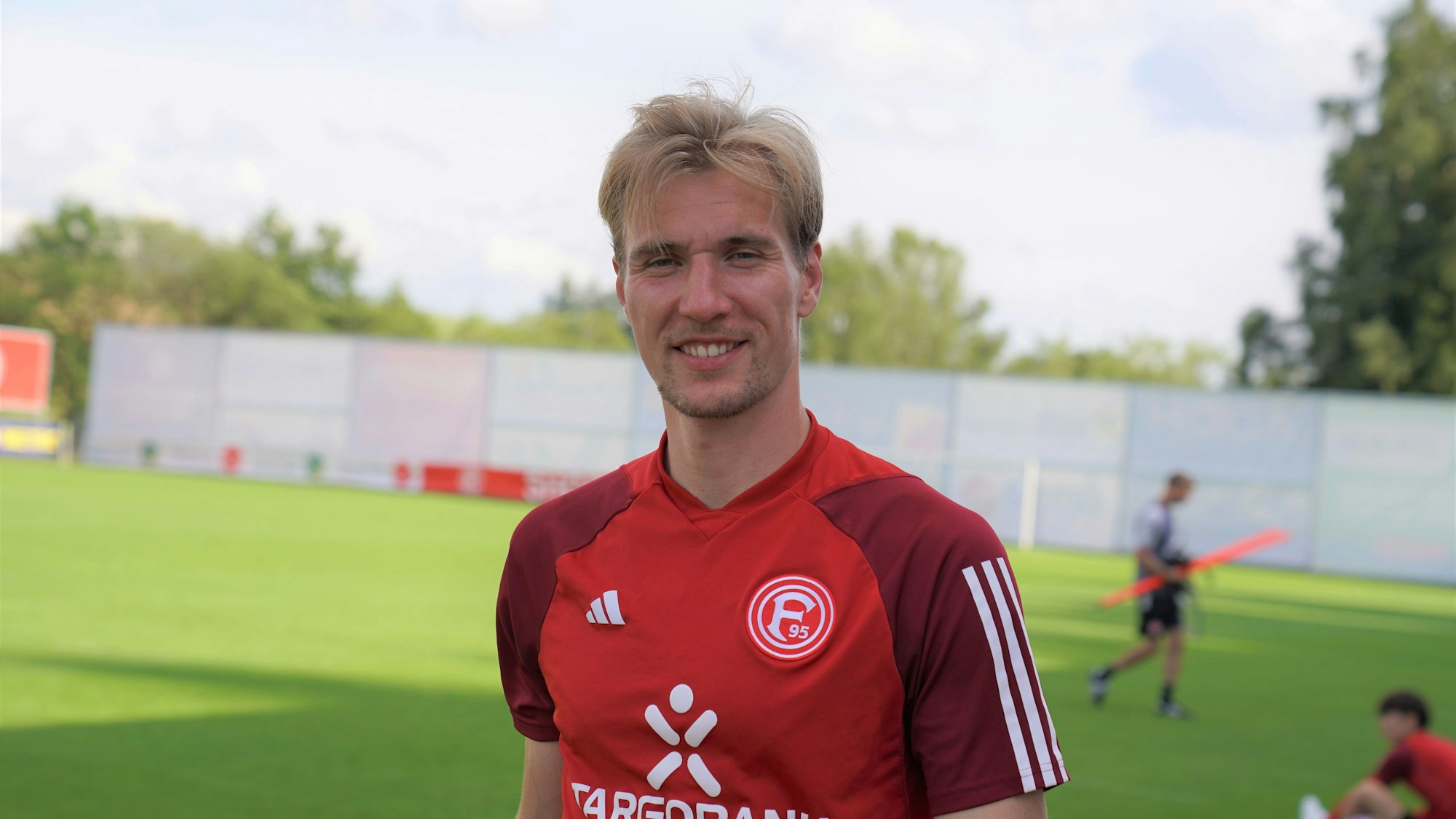 Vincent Vermeij geht lächelnd nach der Trainingseinheit vom Platz.
